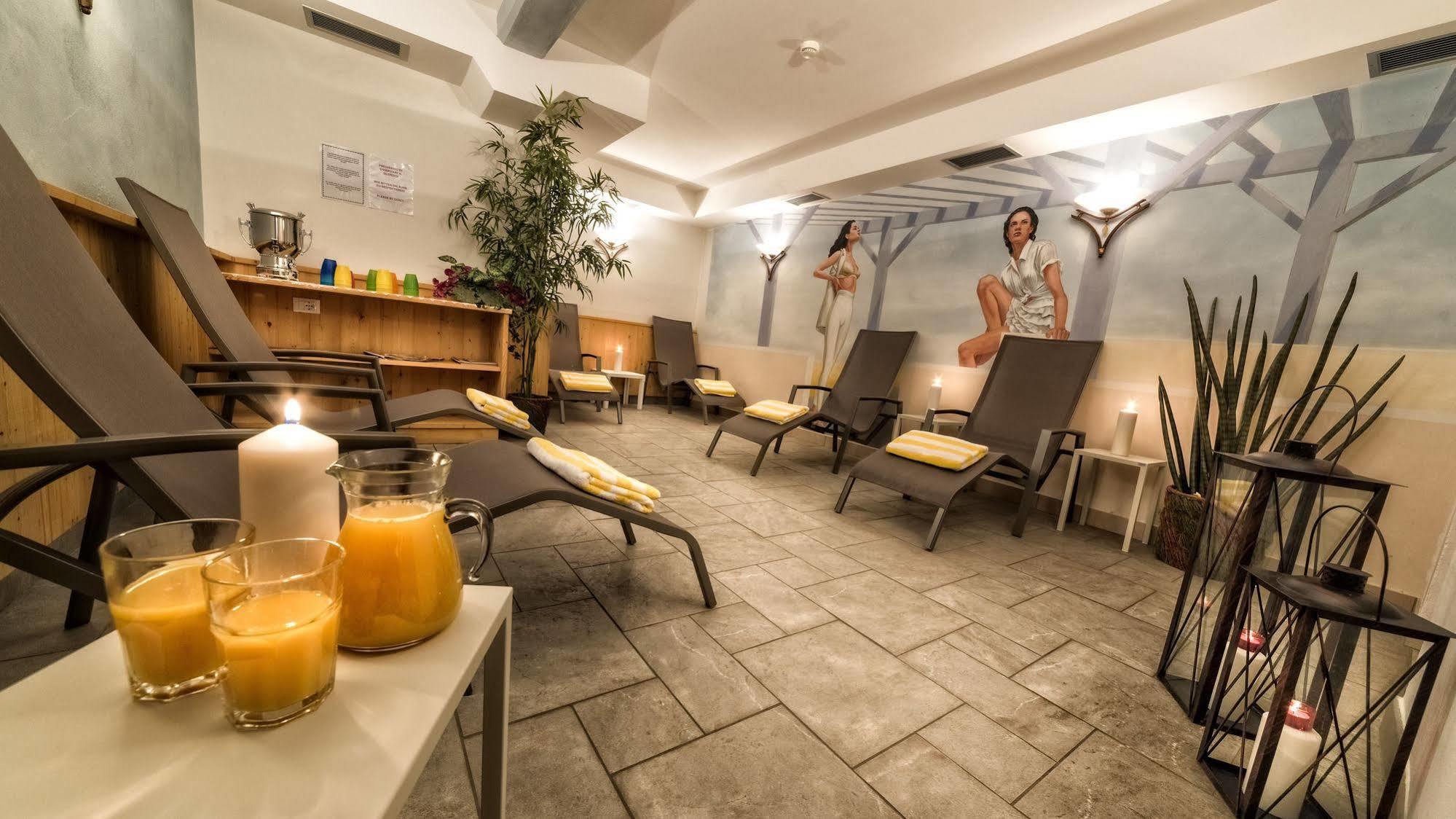 Hotel Mirabel Сан-Виджилио-ди-Мареббе Экстерьер фото